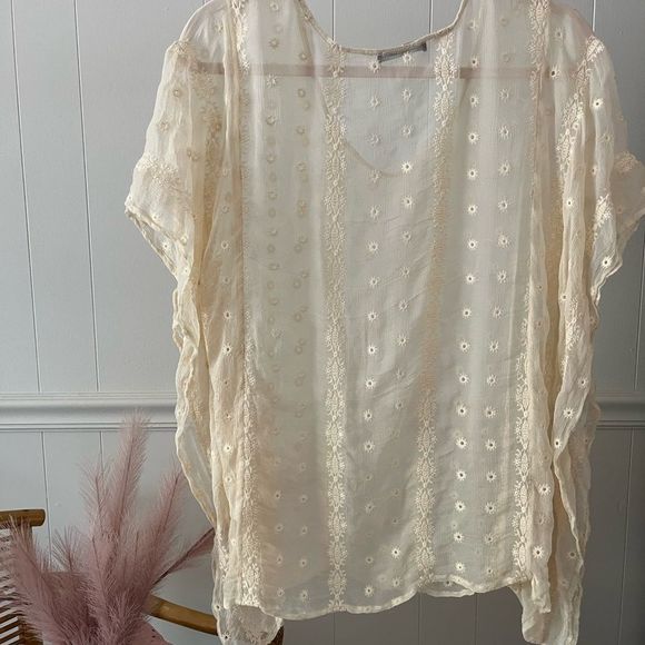 Medium/large 100% silk sheer cream eyelet top with batwing sleeves. - Picture 8 of 8